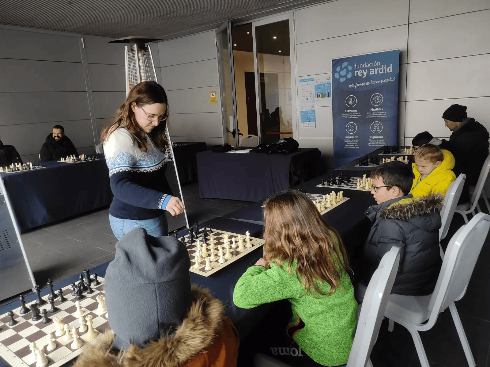 WIM Katharina Newrkla dando unas simultáneas  Fuente: El Diario de Huesca